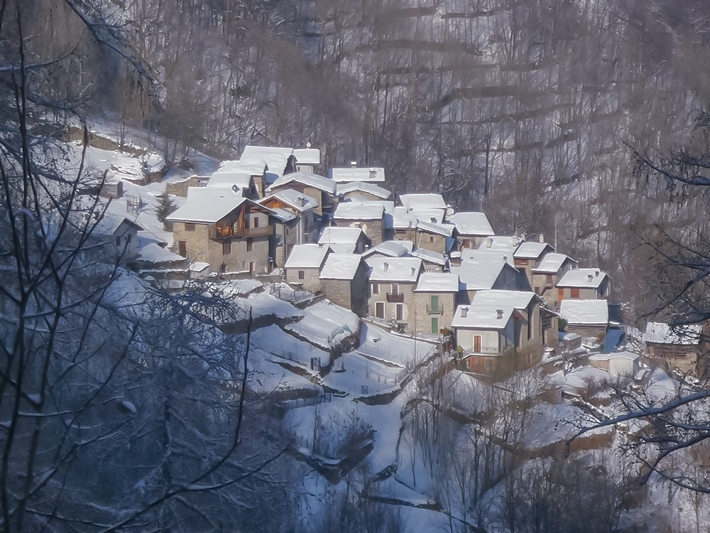 Localité Musci, groupe de maisons en pierre