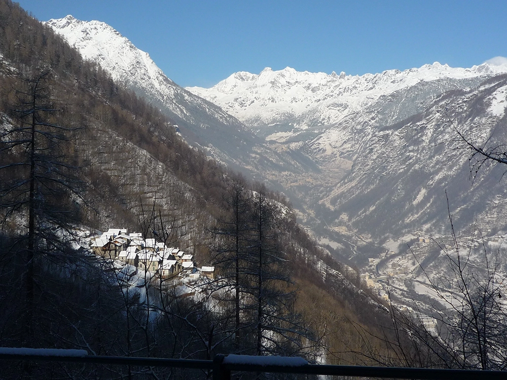 Località Musci, gruppo di case in pietra con panorama