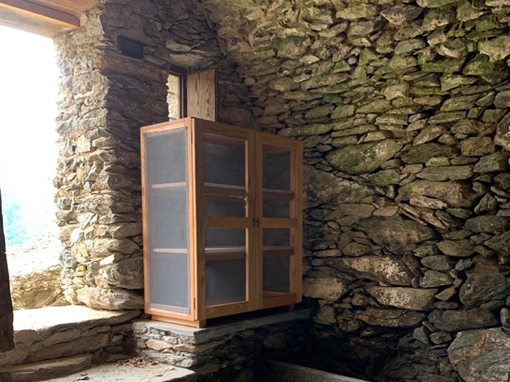 cellar with stone ceiling / vault