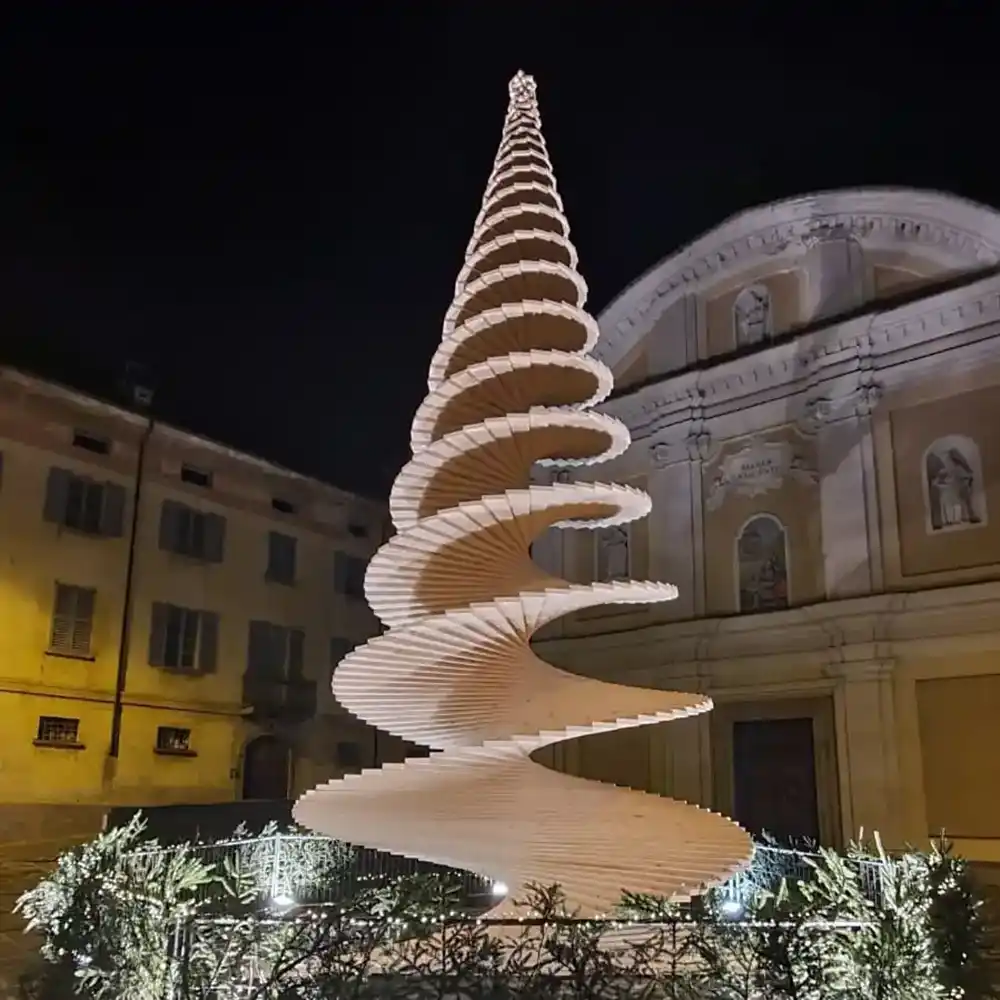 albero di natale in centro paese